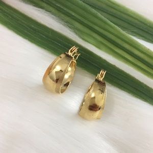 Small Round Hoop Earrings In 18K Gold Filled.